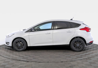 Подержанный автомобиль Ford Focus Hatchback 2017 года (8 фото)