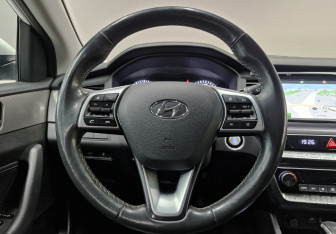 Подержанный автомобиль Hyundai Sonata 2019 года (22 фото)