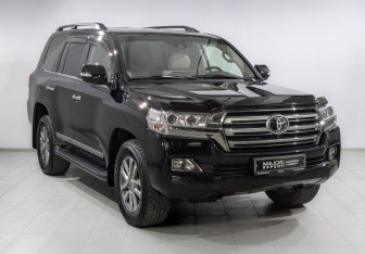 Подержанный автомобиль Toyota Land Cruiser Suv 2018 года (3 фото)