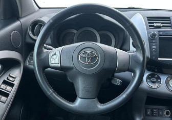Подержанный автомобиль Toyota RAV4 2007 года (12 фото)