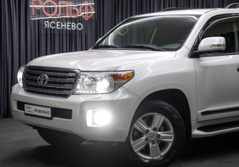 Подержанный автомобиль Toyota Land Cruiser Suv 2015 года (21 фото)