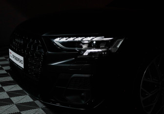 Подержанный автомобиль Audi S8 2023 года (23 фото)