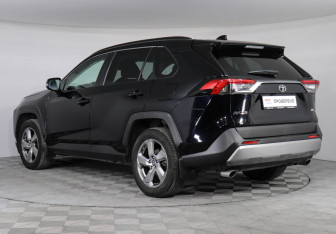 Подержанный автомобиль Toyota RAV4 2021 года (7 фото)