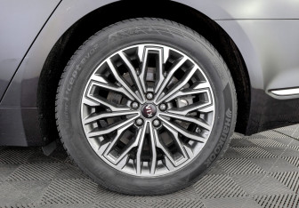 Подержанный автомобиль Kia K900 2019 года (18 фото)