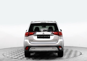 Подержанный автомобиль Mitsubishi Outlander 2019 года (4 фото)