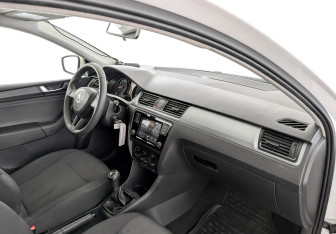 Подержанный автомобиль Skoda Rapid Liftback 2017 года (11 фото)