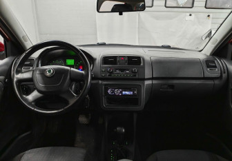 Подержанный автомобиль Skoda Fabia Hatchback 2012 года (12 фото)