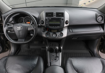 Подержанный автомобиль Toyota RAV4 2012 года (12 фото)
