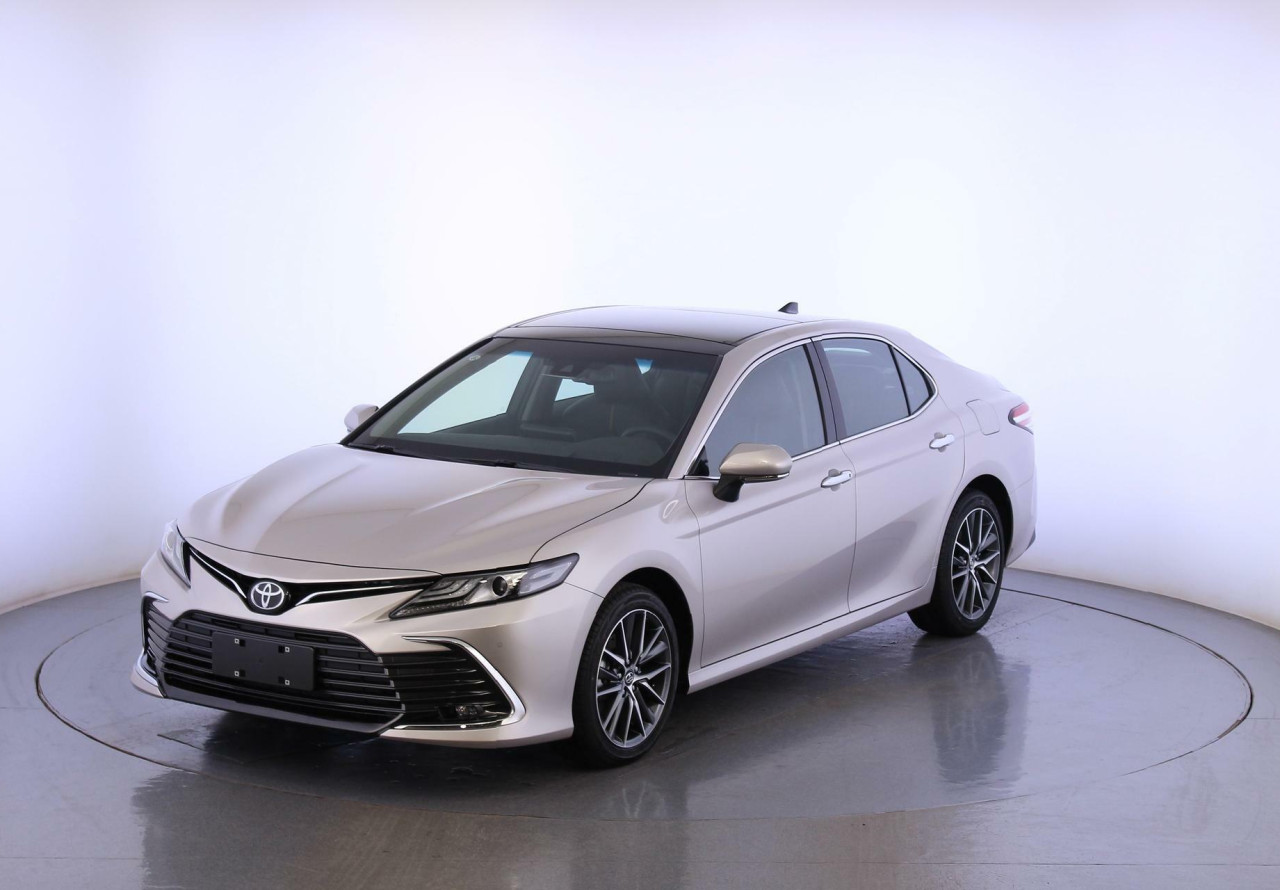 Toyota Camry 2022 2.5 АТ 209 л.с. серебристый 4 500 000 ₽ в Москве | Колёса  авто